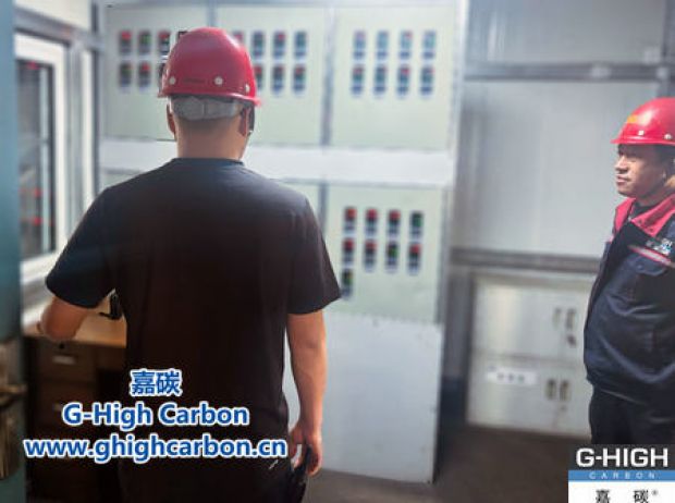 現(xiàn)場(chǎng)負(fù)責(zé)人嚴(yán)謹(jǐn)把關(guān)，確保生產(chǎn)高效安全